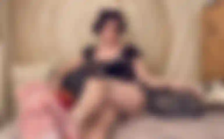 Des semelles et des jambes, une milf avec des lunettes et des tatouages.