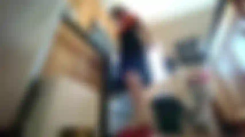 Géante en cuisine, regarde sous moi, fétichiste des pieds.