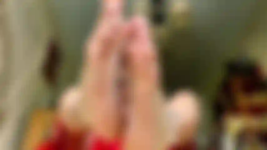 Robe rouge en streaming, ongles blancs écaillés.