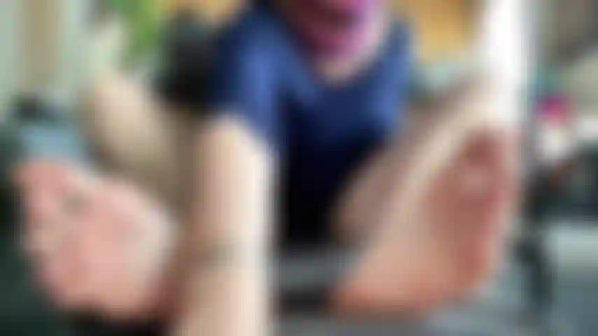 Pas de son ! Chatte poilue frotte les semelles, culte de soi avec le visage.