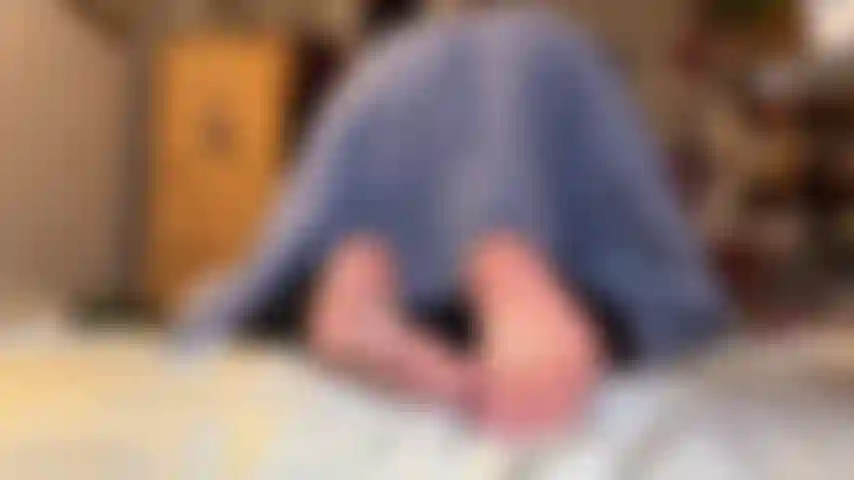 Ass_n_soles avec un côté de buisson poilu, trop ? :) Je la tire sur le côté....