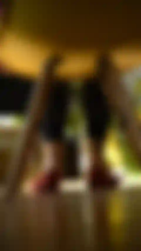 Des appartements de milf pendent, sous une chaise pov.