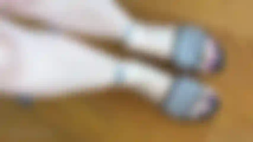 Femme au foyer, les pieds dans les toboggans autour de la maison.