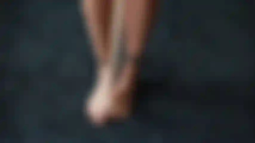 Un spectacle de pieds de milf avec des nylons.