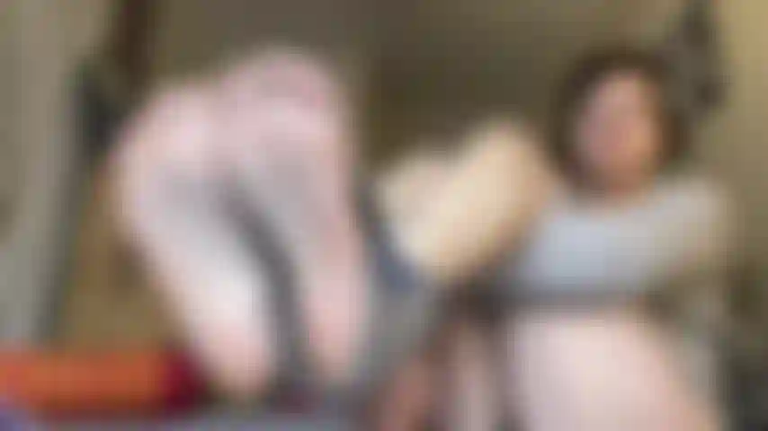 Jambes dehors, semelles et spectacle de visage, milf tatouée, fétichiste des pieds.