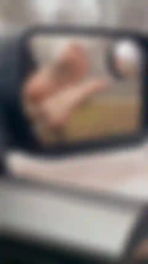 Pieds nus dehors, ongles rouges, leggings en dentelle, semelles matures.