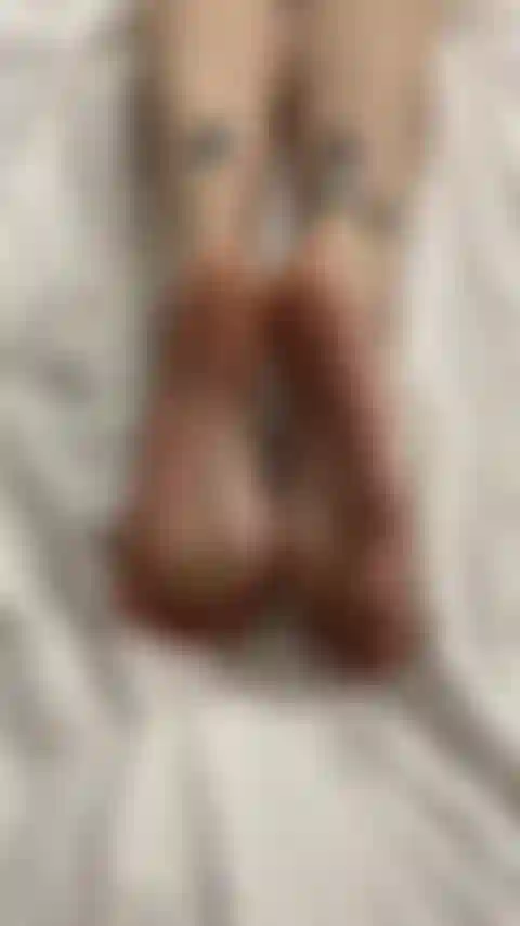 Mature, semelles ridées montrent.