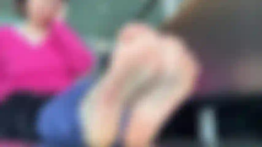 Pieds d'aéroport d'helsinki, ongles rose vif, visage et pieds milf.