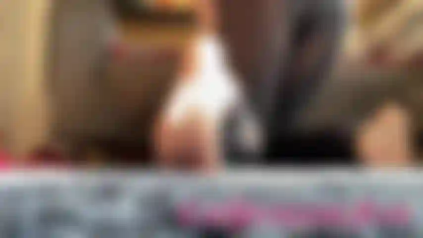 Je lis pendant que je t'ignore, les semelles se montrent.