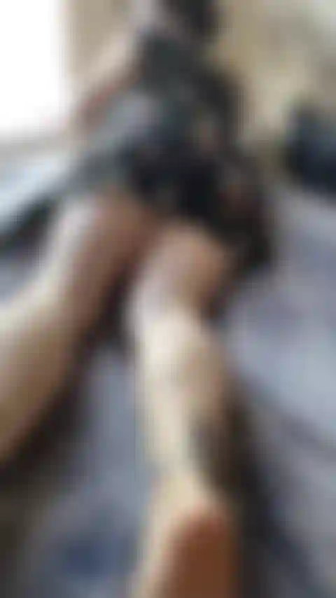 Montre les semelles ridées de la milf, chatonnant dans mon lit...