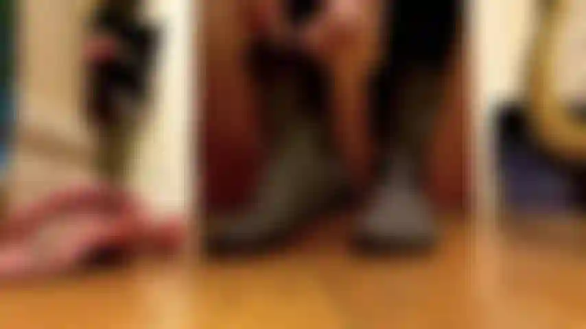 Arrivée à la maison, retrait des bottes, pendant, allumeuse, orteils blancs, pantoufles à fourrure.