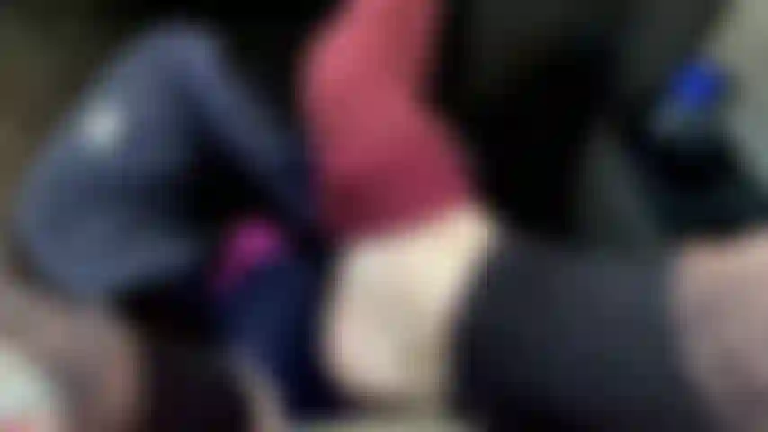 Retrait de chaussettes et de bottes, orteils rouges sexy.