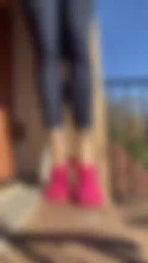 Retrait des chaussettes floues.