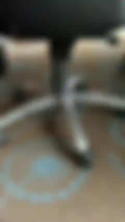 Pieds de bureau, retrait de bottes et spectacle de pieds, ongles rouges.