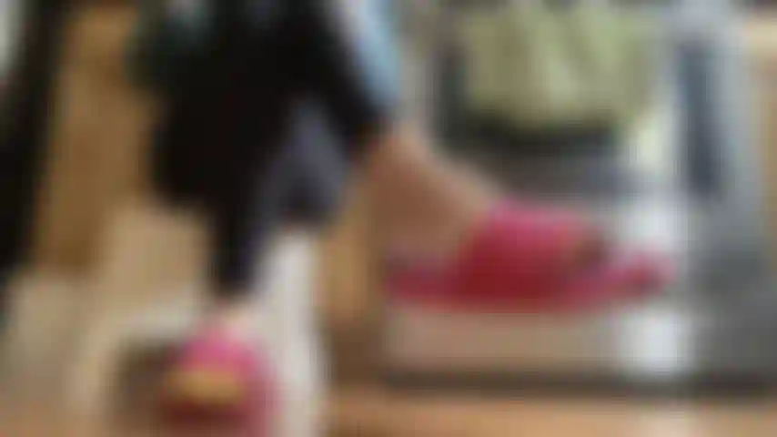 Je t'ignore pendant que je bois mon café, pendant que je retire mes chaussettes.