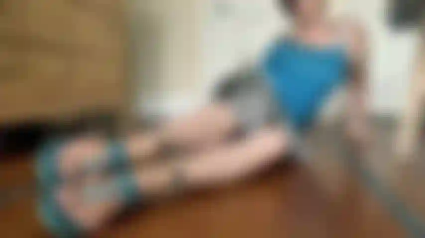 Sandale bleue, orteils blancs, jupe longue, spectacle de pieds de milf.