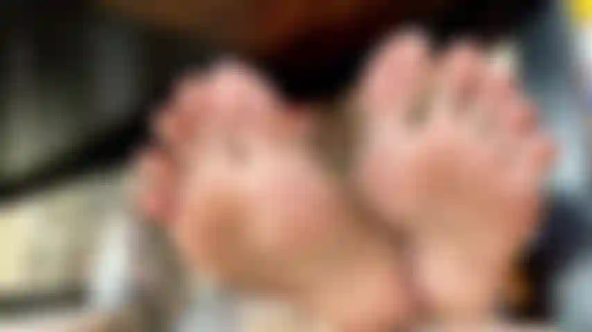 Sous les semelles de la table, robe rouge sans culotte, buisson poilu.