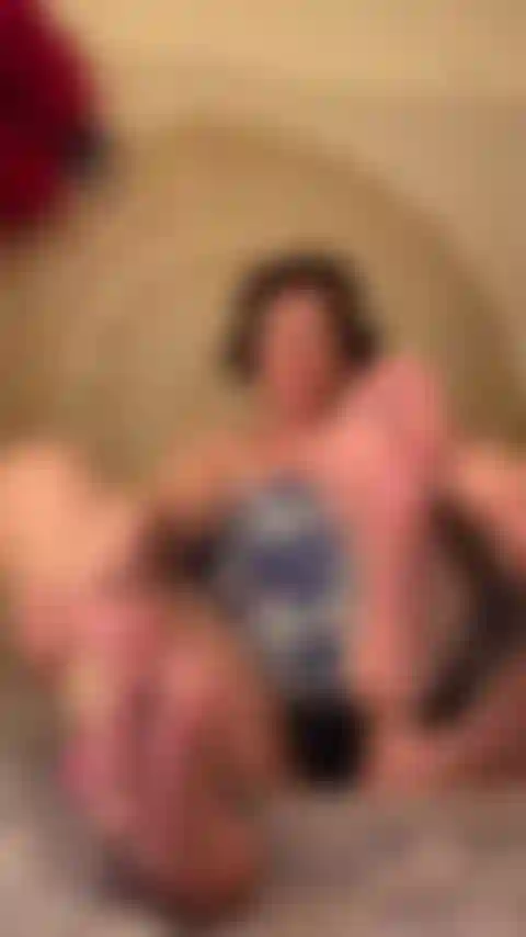 Des semelles de milf et de gros seins montrent.