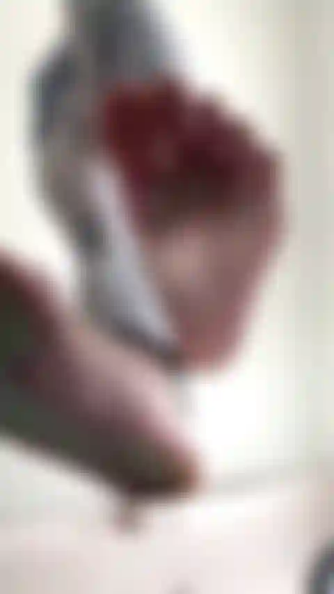 Sous mes pieds comme jamais auparavant, des semelles de milf géantes.