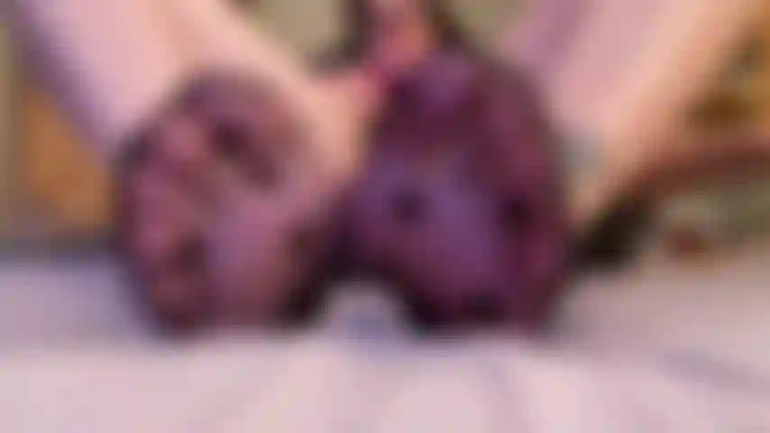 Regarde mon visage et mes pieds pendant que je jouis rapidement entre les flux, l'orgasme hurlant, la chatte poilue, l'ambiance.