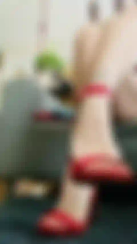 Un talon aiguille verni rouge, des pieds de milf.