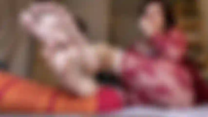 Une milf en robe de dentelle avec des semelles et un spectacle de cul, des arcs, des orteils, des semelles froissées.