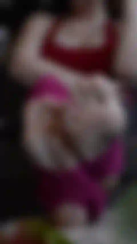 Une milf aux semelles jambières montre le fétichisme des pieds.