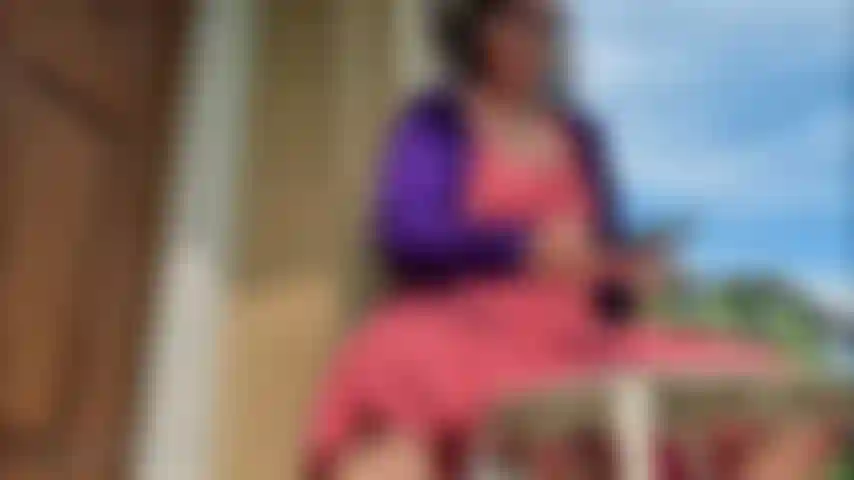 Robe rouge penchée orteils rouges tongs brésiliennes pendent.