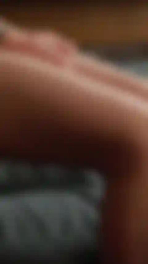 Des talons à bout ouvert et des nylons transparents, une milf pendante.