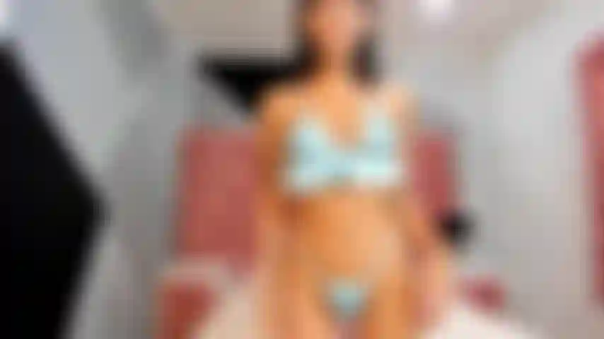 Voudriez-vous profiter d'une danse sexy et chaude pendant que je me déshabille pour vous, vous pourrez également admirer mes tatouages ​​sur mon corps nu sexy ?