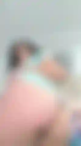Regarde comment j'enlève ma culotte et me penche en avant, tu vas tout voir !!!