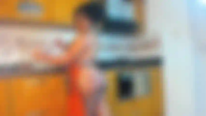 Viens me baiser pendant que je cuisine et joue avec ton lait.