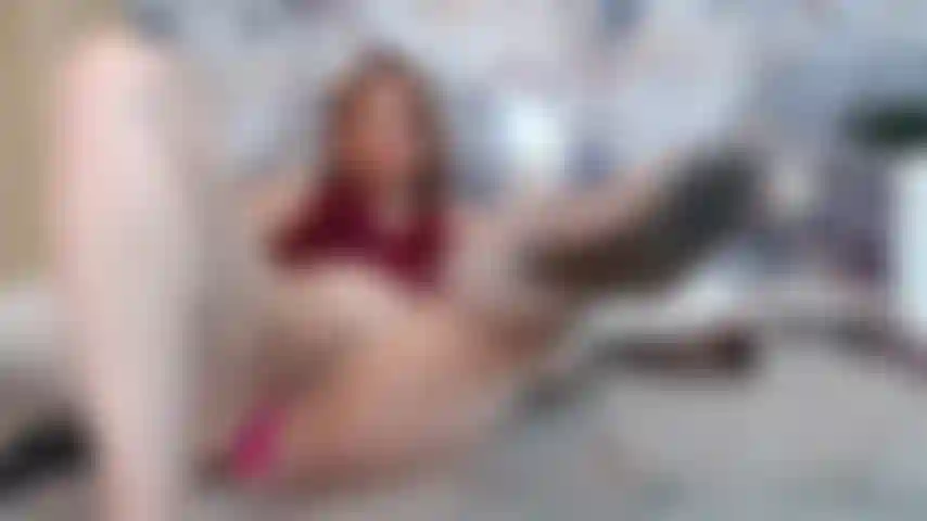 Je baise mon cul avec la pointe de mes talons jusqu'à...