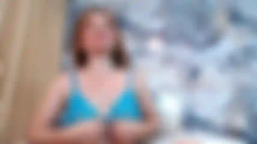 Ma chatte rose serrée est baisée par un coq noir...