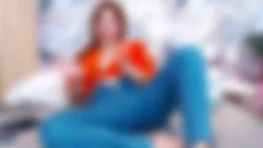 Entièrement nue, je joue au gode, je suce les pieds.