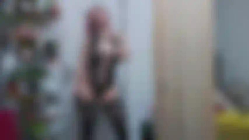 Je doigte la chatte en bas sexy et en lingerie.