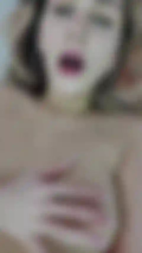 Je joue avec moi-même jusqu'à ce que je jouisse.