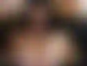 Je crache sur mes énormes seins pour toi !