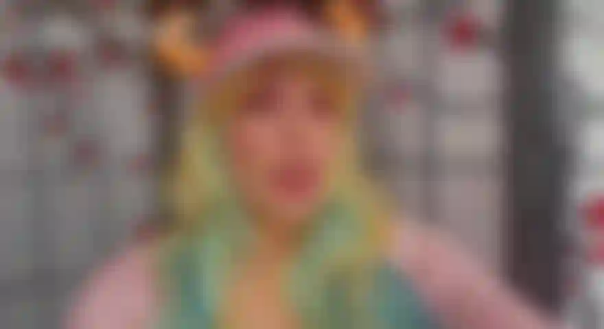 Lucoa essaie l'expansion mammaire.