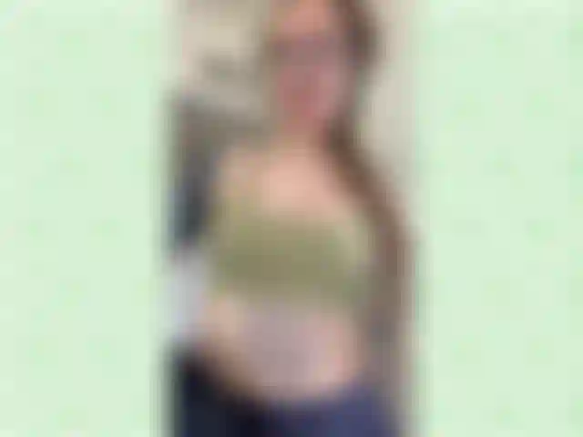 Une déesse reniflante, hoquetante et bâillante. 8 Min.