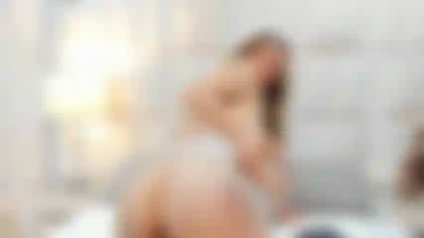 De l'huile et du lait dans mes fesses rebondissantes dans des trous nus.