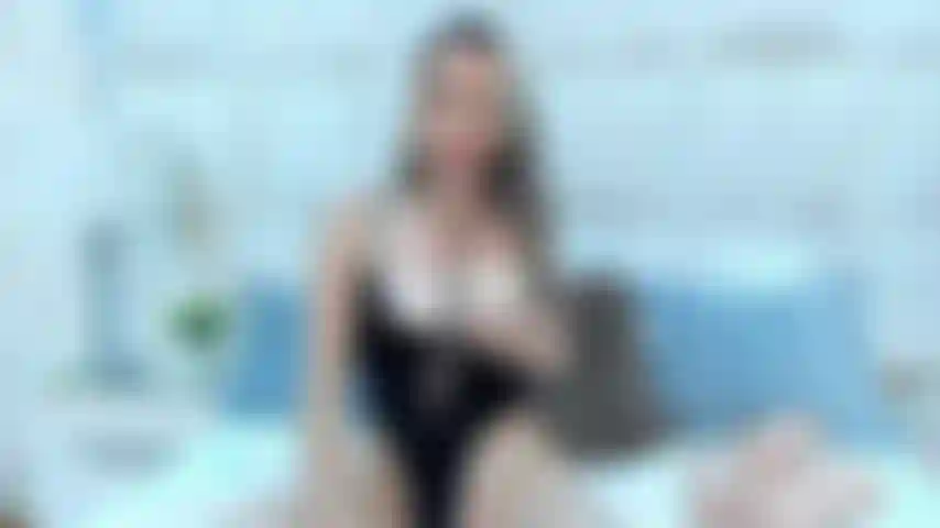 Fellation et chevauchée en même temps... Je veux que tu me voies baiser.