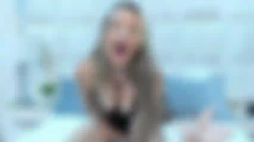 Charlotte sexy et sensuelle, chevauche, gémit comme une folle et pleine de satisfaction.