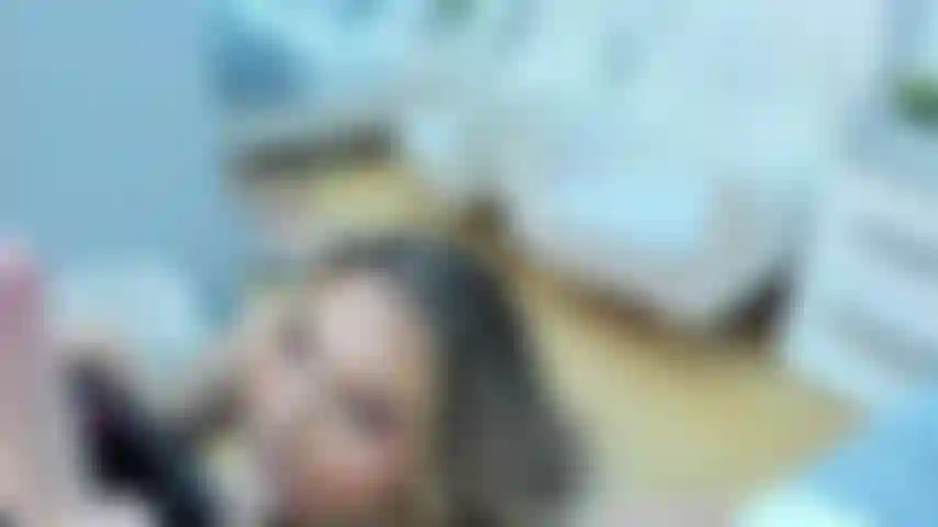 Pluie de bites, charlotte les suce et les chevauche toutes.