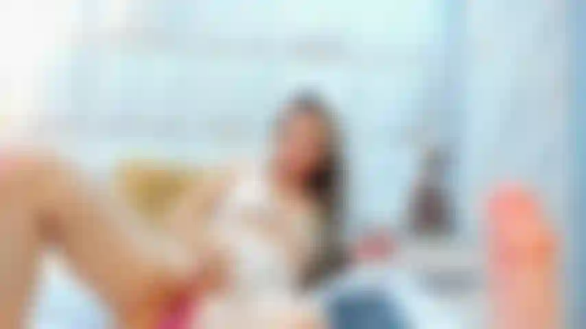 Charlotte coquine avec son gode.