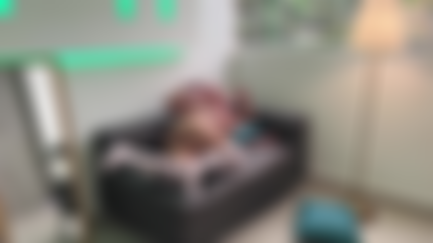 Baise-moi fort sur le canapé.