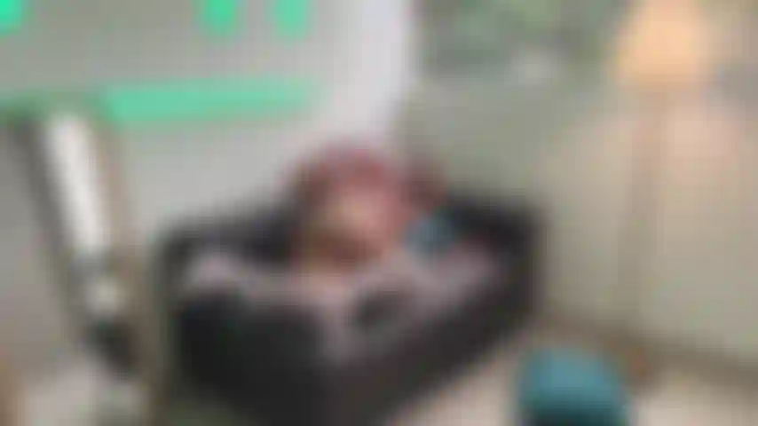 Baise-moi fort sur le canapé.