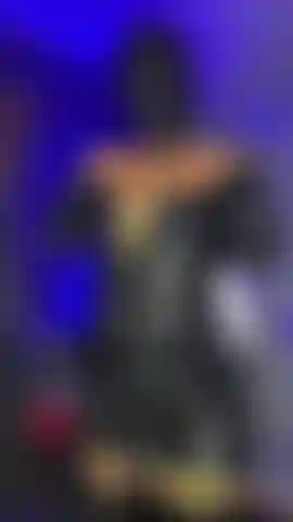 Le bruit du latex en mouvement est la seule mélodie que vous entendrez pendant que vous suivez mes ordres.