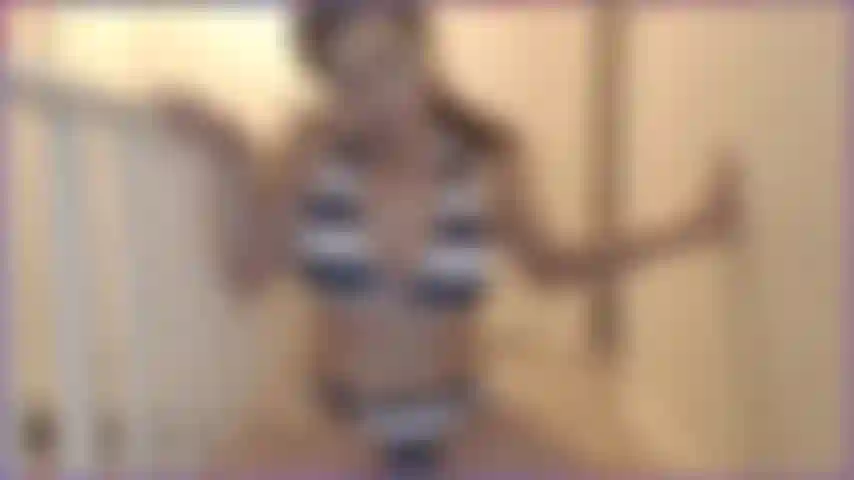 Je me suis entraînée ! Et je suis tellement fière de moi ! En fait, j'ai tellement envie de me montrer un peu ! Je sors mon bikini préféré, et je te laisse admirer mon corps musclé dedans. Qu'est-ce que tu aimerais voir ensuite ?
