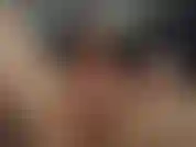 " Rose dans le rose." Je joue avec un nouveau gode rose ! Après un moment, je prends mes nouvelles vibrations de balle, j'en glisse une à la place et je mets l'autre sur mon clitoris. Je ne peux pas m'empêcher de gémir alors que les vibrations me rapprochent de l'éjaculation !